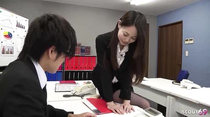 Japanese Office Girl Give Giving Head