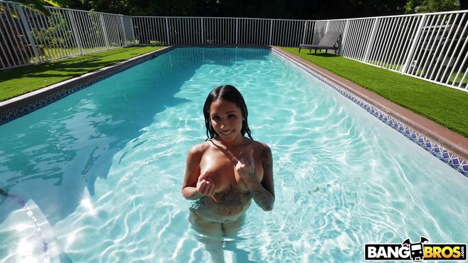 Sensual Blowjob In Swimming Pool!