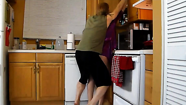 Quick Kitchen Fuck With Milf Stepmom   Amateur Porn