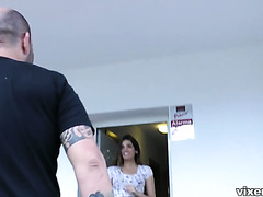 Spanish Hottie Penelope Cum Wants To Sell Her House So Badly That Fucks American Boy