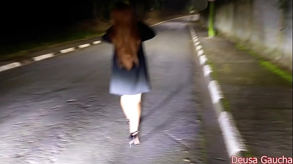 Hotwife Coloca Rabo De Fora Da Janela Do Carro Na Rua Pros Desconhecidos Comer Seu Cu Sem Camisinha Na Frente Do Corno