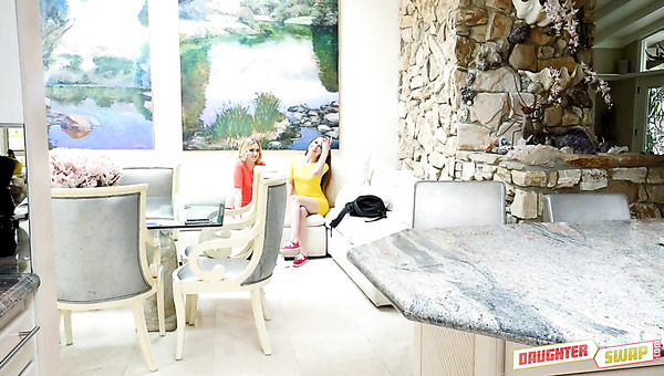 Four Stunning Lesbians Have Incredible Lesbian Group Sex Eating Each Other’s Pussies