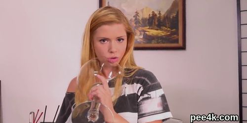 Astonishing European Beauty Is Pissing