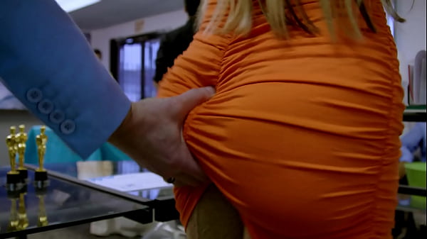 Fick Die Frau Meines Chefs Auf Der Buroparty   Milfed